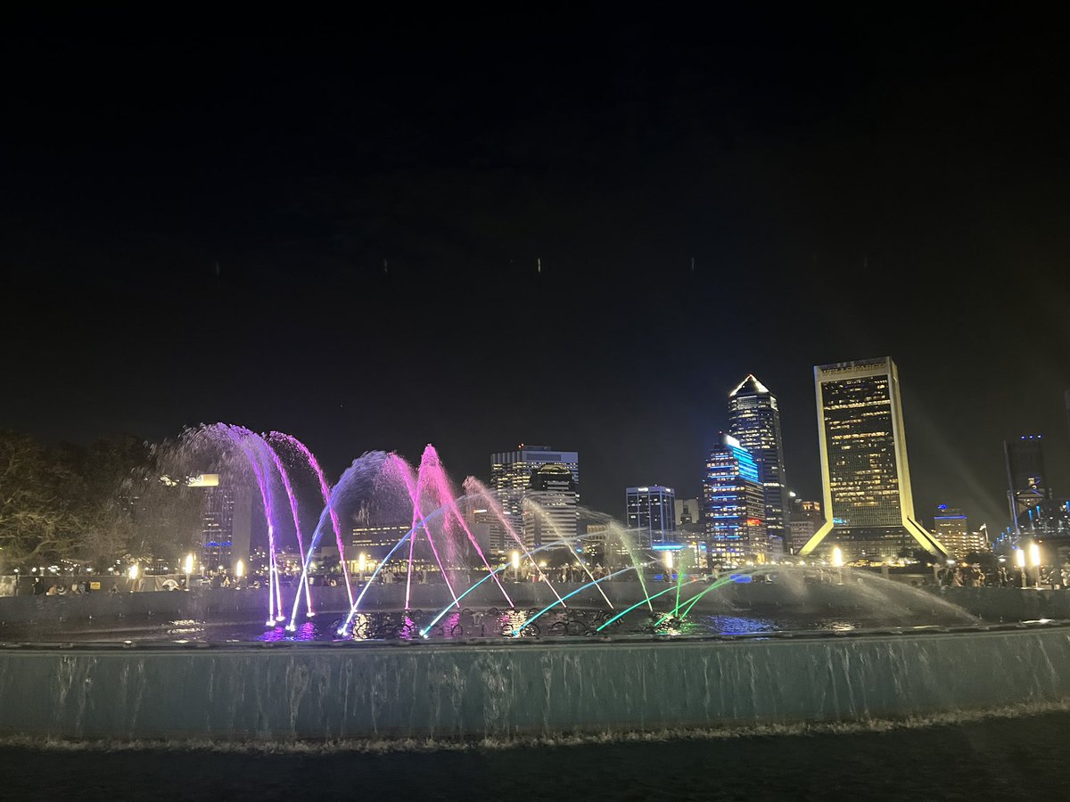 Beautiful night to reopen an epic fountain in Downtown Jacksonville! At Sip & Stroll presented by @PNCBank! Thanks & congrats to @MayorDeegan, @CityofJax, Lori Boyer, DIA, Daryl Joseph @jaxparks & so many others for helping create this new masterpiece for #DTJax!!!