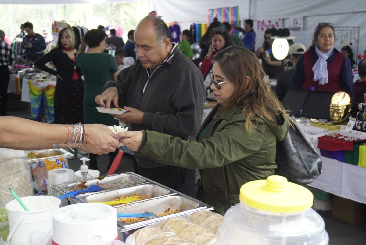 BrendaRamiroAl's tweet photo. En la Cámara de Diputados se apoya al comercio local con distintas exposiciones y cada que se puede, voy a visitarlas y a consumir sus productos. https://t.co/GXYrLFOdgL