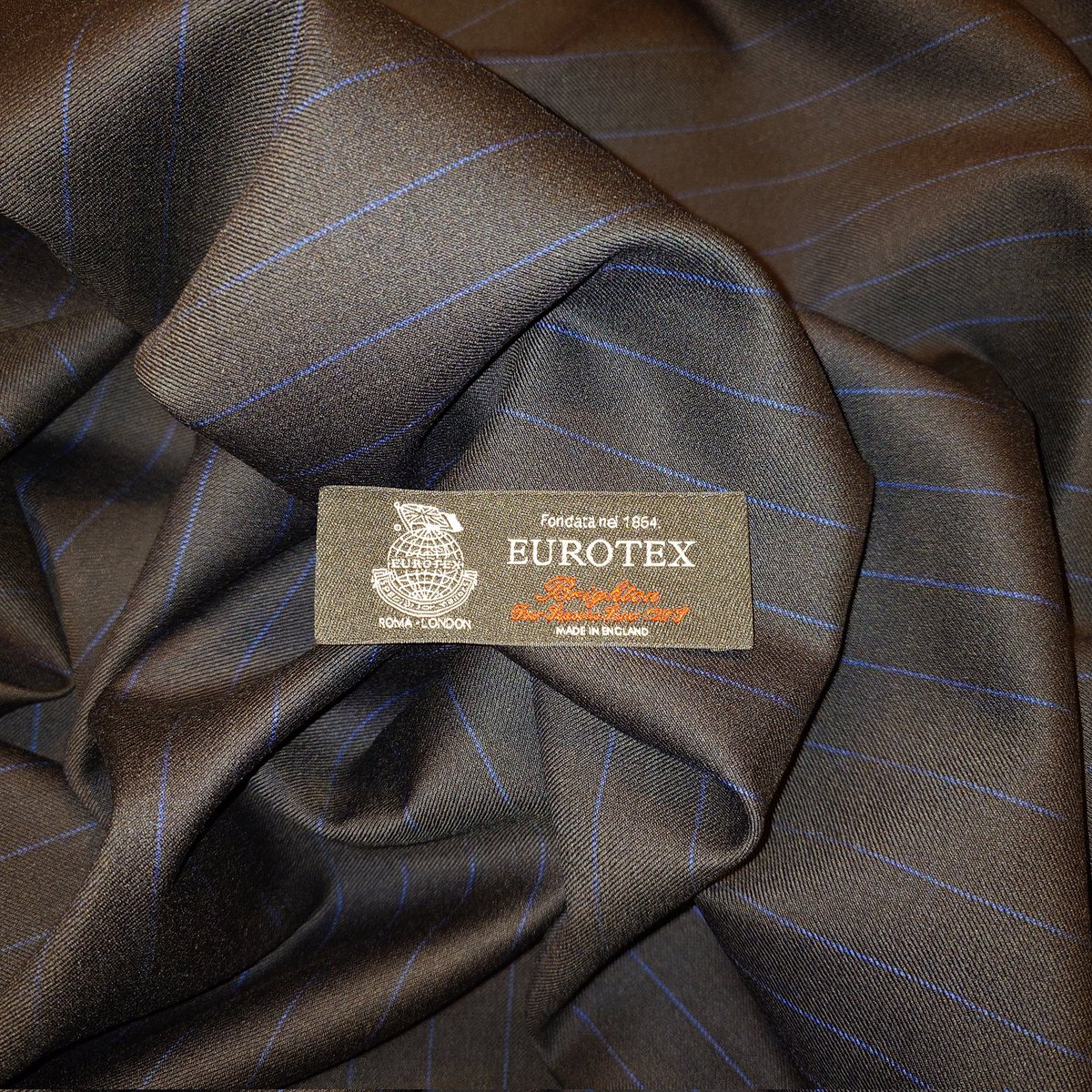 tailorteramoto's tweet photo. ユーロテックスのオーダースーツ地、ブライトン・フォー・シーズンズ。
EUROTEX
BRIGHTON four SEASONS
PURE WOOL SUPER 120'S
STRIPE
VINTAGE 2008
#eurotex #brightonfourseasons #purewoolsuper120s #stripe #ユーロテックス #ブライトンフォーシーズンズ #vintage2008
https://t.co/1YK60nQ3bL https://t.co/fAnrSAbvDf