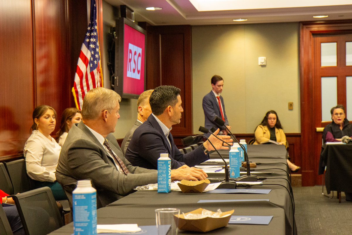 Thank you to @RepKevinHern for hosting <a href="/ChadFWolf/">Chad Wolf</a> for a critical discussion on President Biden’s border crisis with more than 60 members of the <a href="/RSC/">Randy Cohen</a>. 

It’s time to put Americans first in our border security policies!