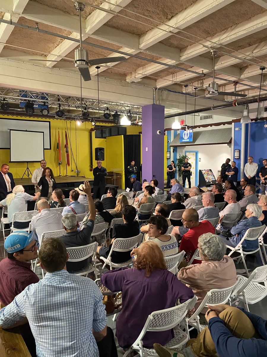 peterehrlich1's tweet photo. Public meeting in Lemon City to discuss neighbors issues re Belle Meade, Morningside, Palm Grove, Little River and Bayside. 20 City of Miami executives and police officers attend to listen and answer questions. #LemonCity ⁦@HeraldOpEd⁩ https://t.co/gTTIQ4AUqK