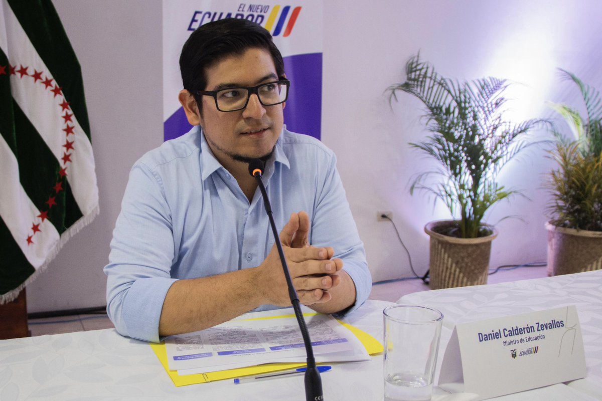 Hoy tuvimos Gabinete Social liderado por el Presidente <a href="/DanielNoboaOk/">Daniel Noboa Azin</a> para trabajar en conjunto por el Piso de Protección Social y revisar los avances de la gestión en las diferentes carteras de estado. En conjunto y articulados se construye el frente social de #ElNuevoEcuador