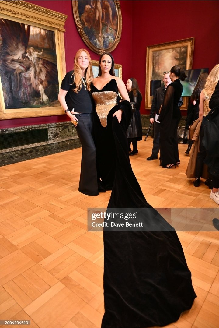 oh my God there's more dress , she's so gorgeous I'm gonna die 😫