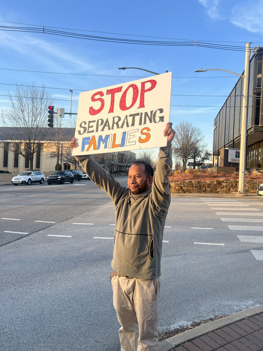 GuntherEagmm's tweet photo. Out here! #StopSeparatingFamilies 🇲🇭 https://t.co/YHKO2rGWeE