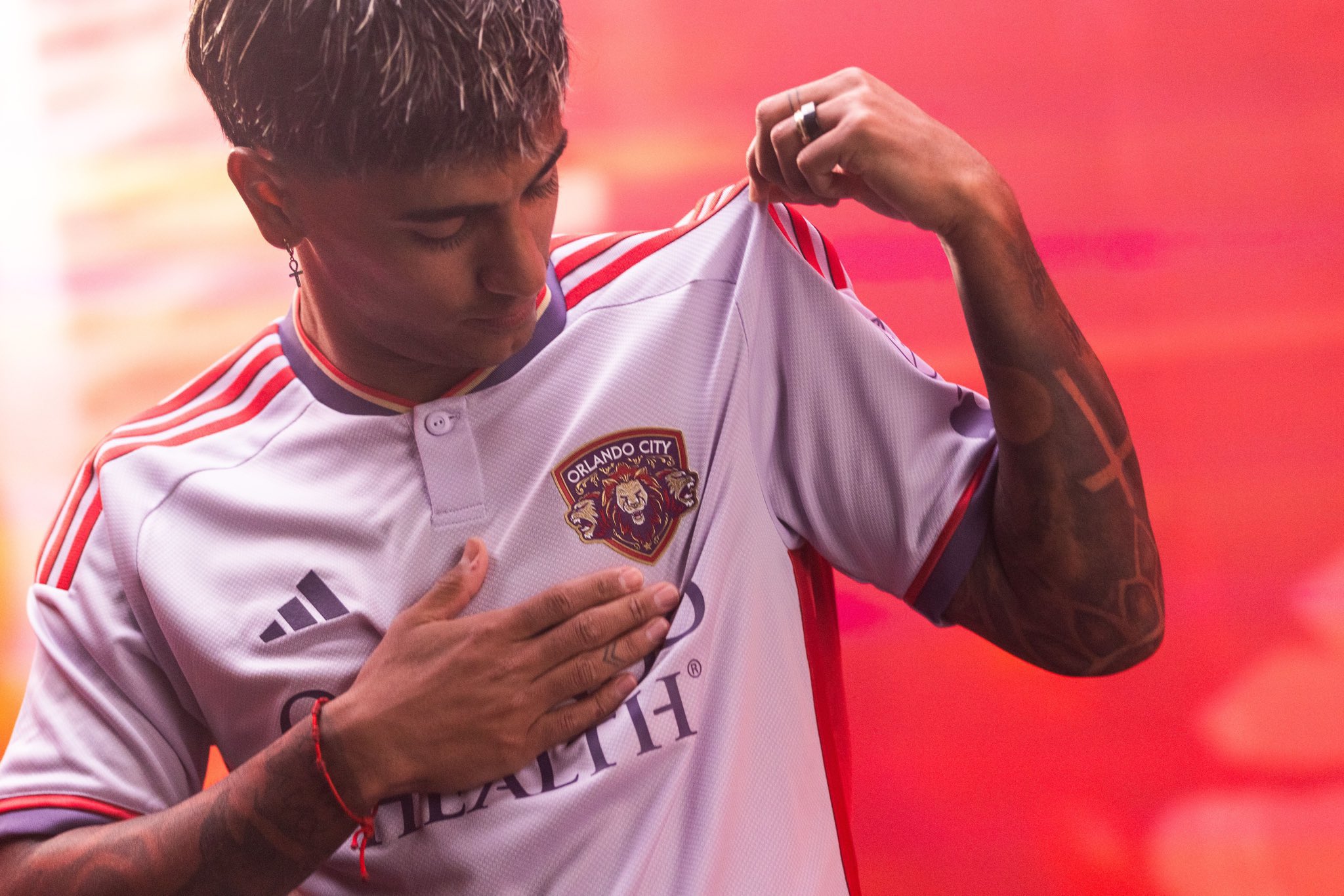 MLS Brasil على X: "🦁 👕 O LEGADO DE ORLANDO! Revelada a nova camisa do  Orlando City, que celebra a 10° temporada do clube na MLS. A camisa trás de  volta o