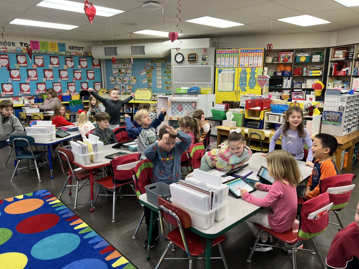 Kindergarten friends in Mrs. Howard’s class used IXL’s Jam board for the first time! They had a blast interacting with the platform in a new way 😊 #JCSDLD2024 @TowneAcres_JCS