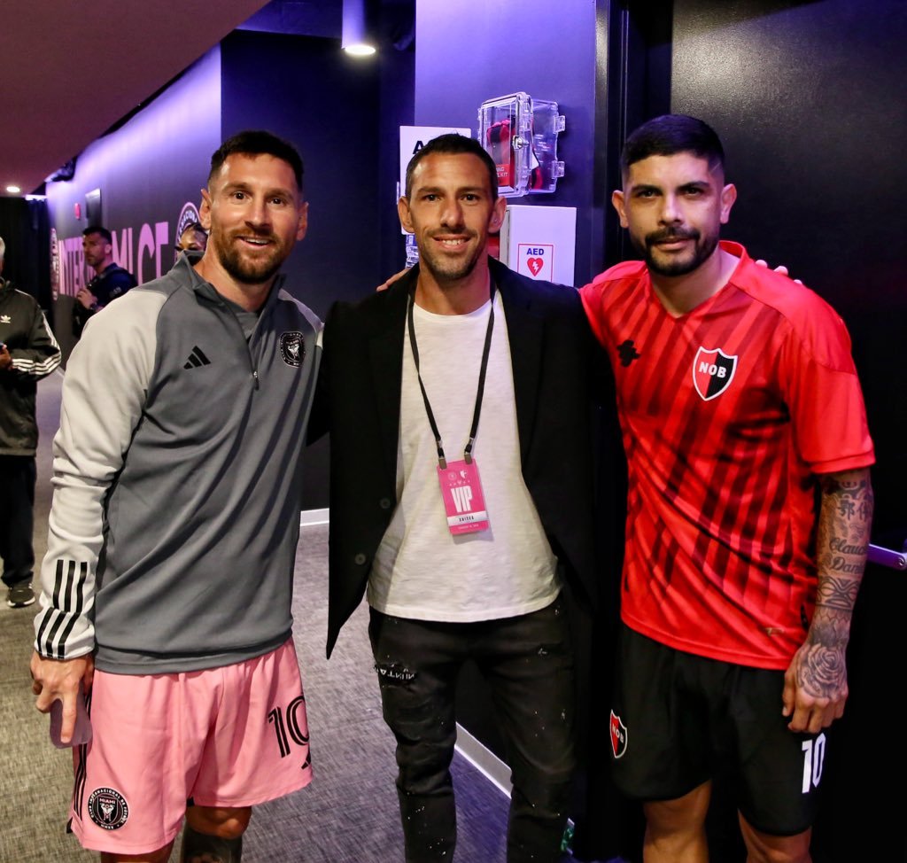la12twitera's tweet photo. 🇦🇷Reencuentro LEPROSO en Miami. #Messi, #MaxiRodriguez y #Banega. Lujo. https://t.co/ZCTSj6vAG8