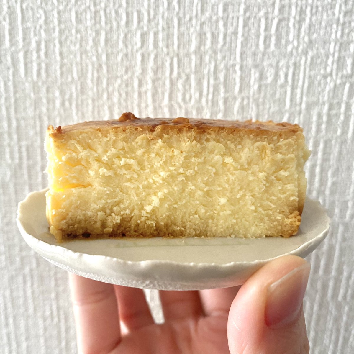 elmomoko's tweet photo. あぁ‥チーズケーキ‥美味🥱✨
#ローソン #ウチカフェ
#盛りすぎチャレンジ #バスチー
チーズのねっとりこってりの味と食感に
底にいるカラメルの苦さ
それがあるから止まらないいい💘
プレミアムロールケーキ47%増量は
クリームがすごかったけど
こっちは全体増量でリピしたい美味しさ😍
#オイシス https://t.co/XqtzSMxB3l