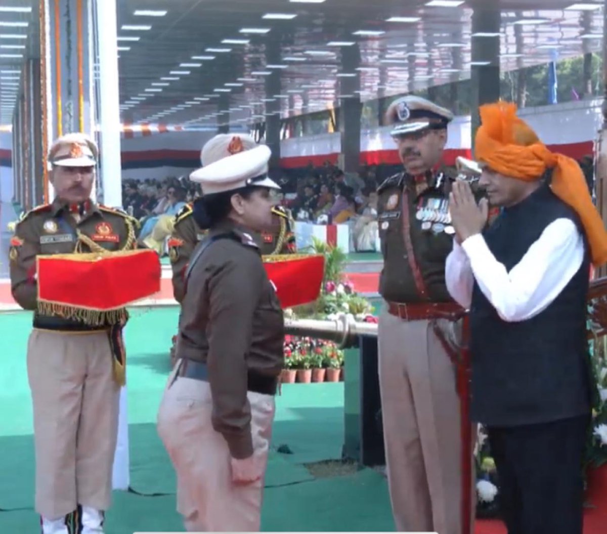 Congratulations to W/ASI Mukesh Devi Spl Cell/SR for Meritorious Service Award 💐💐💐💐