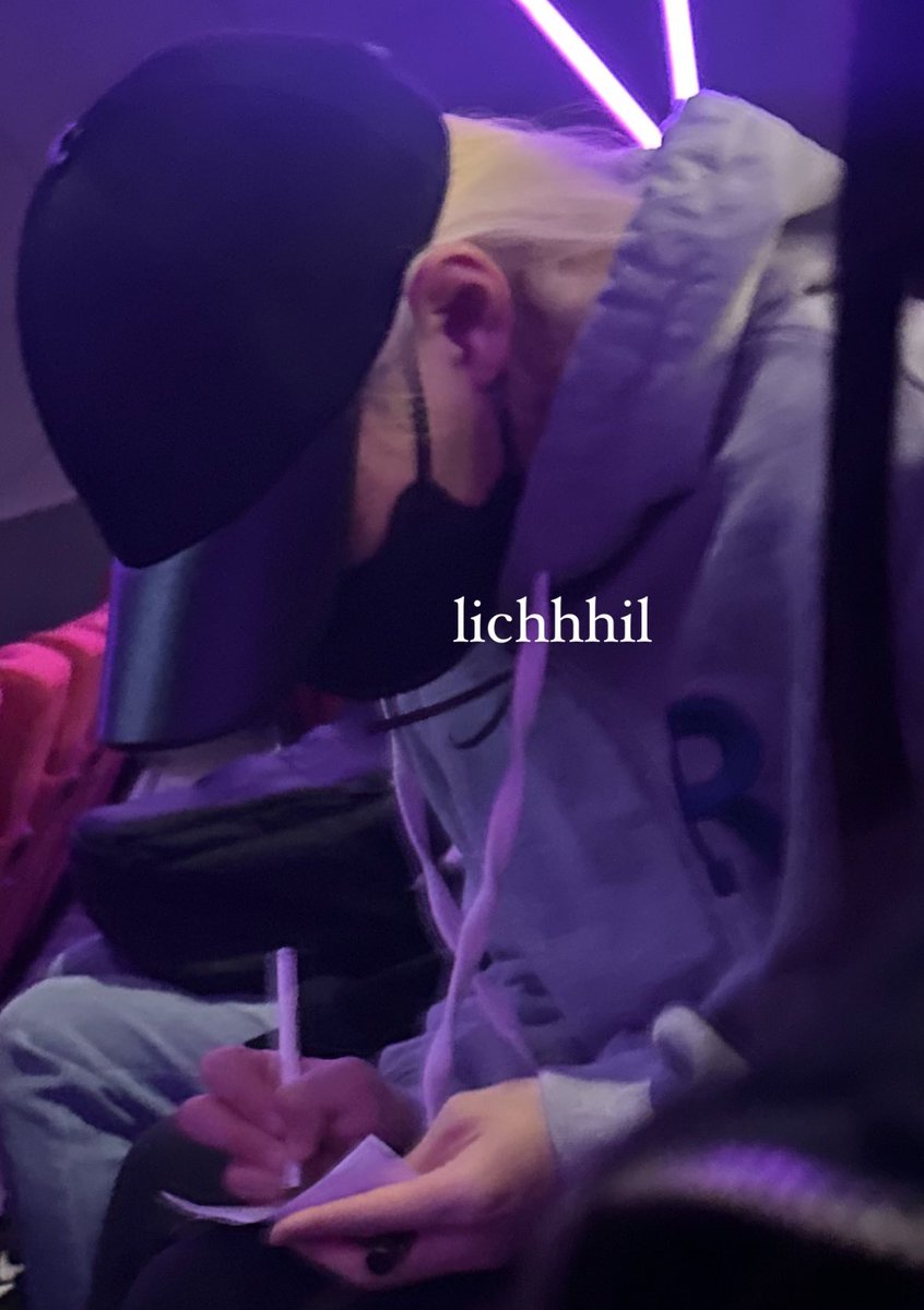lichhhil's tweet photo. ?:아니 글쎄 영화 보러 갔는데 옆자리가 최애였다니까??
웡카 보러 갔는데 옆자리가 용복이 였어요…
시작하기 전에 싸인 부탁했는데 감사하다며 다 해주고🥺 스테이 카드 보여주면서 팬미팅도 꼭 가겠다구 하니까 계속 감사하다고 꼭 오라고 해줬어요..ㅠㅠ #필릭스 #felix #용복 며칠 지나서 올려요 https://t.co/rq0bol28pl