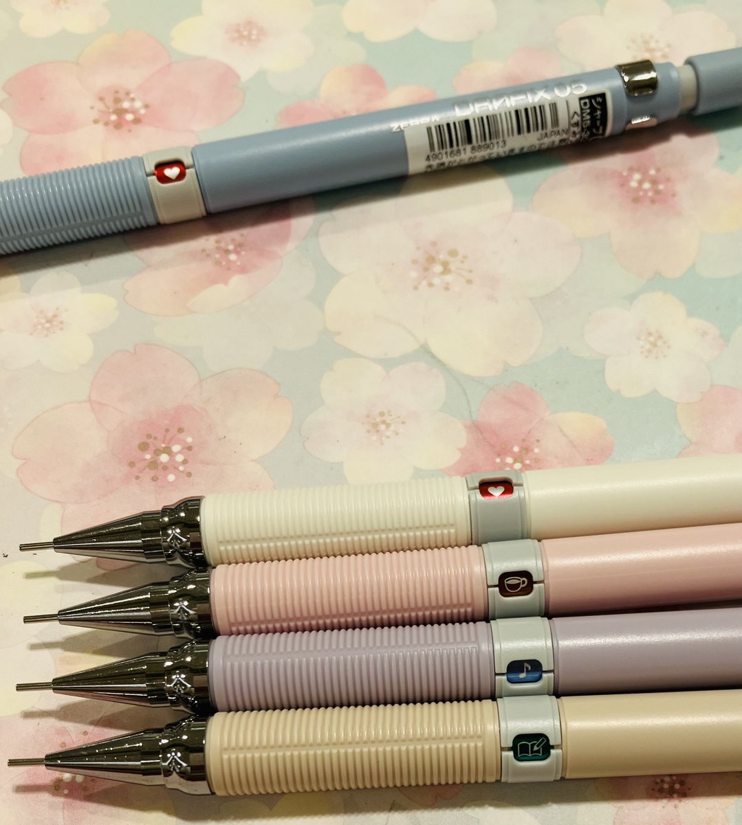 Hands_Umeda's tweet photo. #今日のブング
リングを回すと絵柄が変わるマインド切替スイッチがついています。
可愛い柄で気分をアゲて勉強しましょう🖊️
限定カラーのくすみパステルカラーのボディもおしゃれです😄✨
数量限定のためお早めに🏃💨
ゼブラ #DRAFIX 製図用シャープペンシル
0.3㎜/0.5㎜ 各色 税込418円
(10Fとも) https://t.co/m9j7Qhz2QW