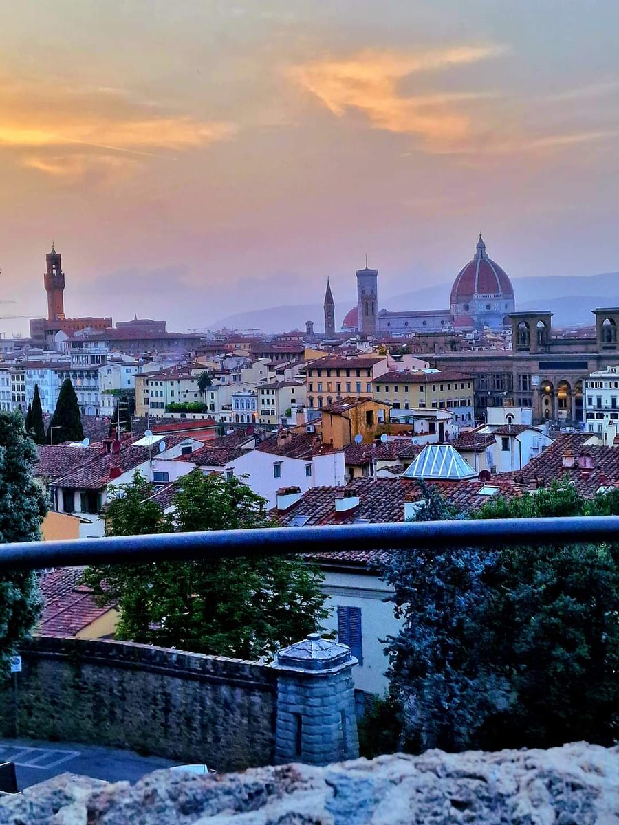 ItalyInTheHeart's tweet image. 🇮🇹 Firenze, Toscana
📷 Eugenio Giacomelli

#pontevecchio #firenze #florencia #toscana #ponte #vecchio #river #colors #reflection #beautiful #magic #beautifulday #trip #goodmorning #travel #travelplace #instagood #photooftheday #travelphoto #italy #italytrip #italyintheheart