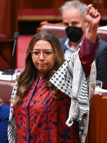 suzanne2222's tweet photo. 30 male Pakistanis arrived off the coast of WA.
Send each one of them off to stay with a #GreensMP.
Maybe let 3 of them move in with #MehreenFarqui - she has 4 houses. https://t.co/kFxAIEEhgB
