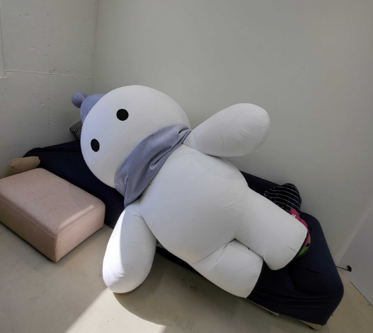 낮잠자고 싶은데 소파가 너무 작다