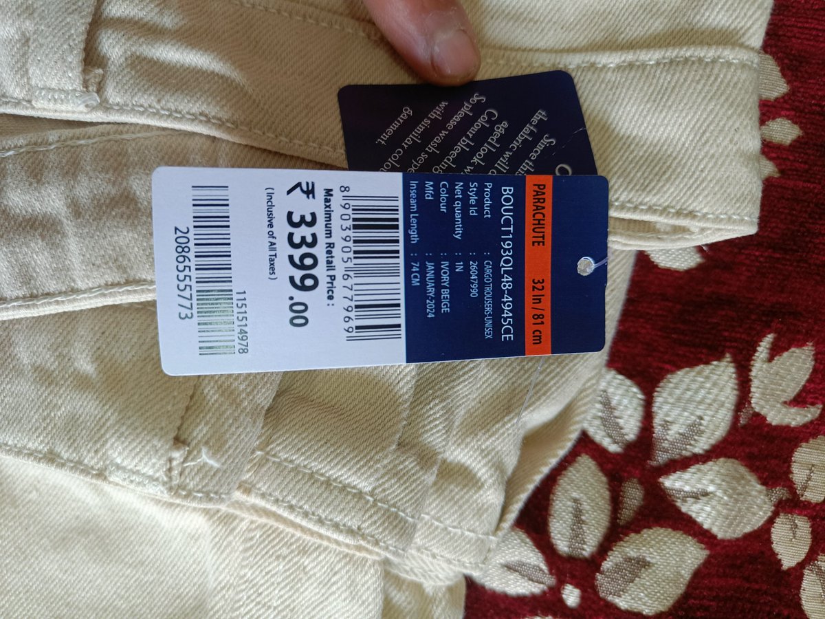 Sumit6239's tweet photo. I also attached a product photo plz check. @AJIOLife  @reliancejio @RelianceDigital @JioCare https://t.co/Rq2c9UESX9