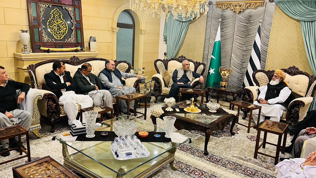 مولانا کو ڈیزل کہا گیا، جلسوں میں مزاق بنا کر اپنے کارکنوں کیلیے منورنجن کا سامان کیا گیا، لطیفے کہہ کر ٹھٹھہ اڑایا گیا، عمران خان کی کونسی تقریر تھی جس میں مولانا کے خلاف ہذیان نہ بکا گیا ہو لیکن آج جب 8 فروری الیکشن نتائج کے حوالے سے ضروری پڑی تو اسی PTI کا وفد اسد قیصر کی