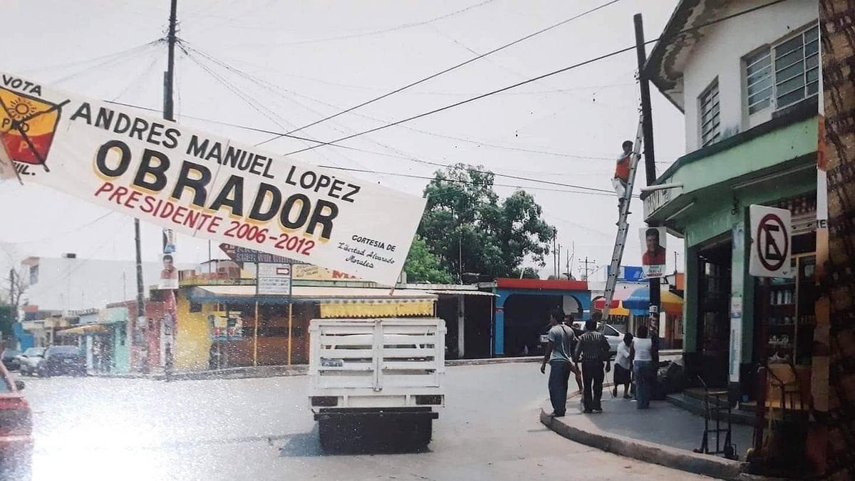 FerCuevasMur's tweet photo. Los que venimos del 2006 sabemos que para apoyar a AMLO teníamos que poner nuestro granito de arena. 

Don Gilberto, pintaba la lona, mi tío la ponía de poste a poste.

El camión que nos llevaba de Tabasco al Zócalo del entonces Distrito Federal, era donado por Luis Montalvo, un transportista del municipio de Reforma Chiapas. 

Cada quien pagaba 120 pesos para poder ir y los que no podían, por el trabajo, apoyaban con 50 para que alguien más fuera sin gastar. 

Mi mamá hacía playeras serigrafiadas con la leyenda “¡No estás solo!”. 

No, señores. El narco no donó 2 mil millones de pesos para esa campaña. Fuimos nosotros, el pueblo, los que la financiamos.