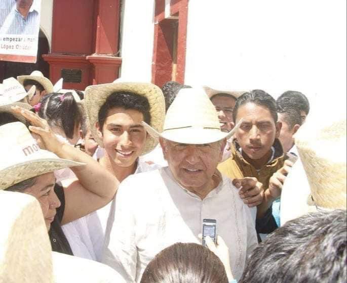 FerCuevasMur's tweet photo. Los que venimos del 2006 sabemos que para apoyar a AMLO teníamos que poner nuestro granito de arena. 

Don Gilberto, pintaba la lona, mi tío la ponía de poste a poste.

El camión que nos llevaba de Tabasco al Zócalo del entonces Distrito Federal, era donado por Luis Montalvo, un transportista del municipio de Reforma Chiapas. 

Cada quien pagaba 120 pesos para poder ir y los que no podían, por el trabajo, apoyaban con 50 para que alguien más fuera sin gastar. 

Mi mamá hacía playeras serigrafiadas con la leyenda “¡No estás solo!”. 

No, señores. El narco no donó 2 mil millones de pesos para esa campaña. Fuimos nosotros, el pueblo, los que la financiamos.