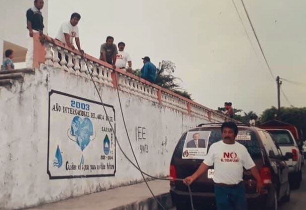 FerCuevasMur's tweet photo. Los que venimos del 2006 sabemos que para apoyar a AMLO teníamos que poner nuestro granito de arena. 

Don Gilberto, pintaba la lona, mi tío la ponía de poste a poste.

El camión que nos llevaba de Tabasco al Zócalo del entonces Distrito Federal, era donado por Luis Montalvo, un transportista del municipio de Reforma Chiapas. 

Cada quien pagaba 120 pesos para poder ir y los que no podían, por el trabajo, apoyaban con 50 para que alguien más fuera sin gastar. 

Mi mamá hacía playeras serigrafiadas con la leyenda “¡No estás solo!”. 

No, señores. El narco no donó 2 mil millones de pesos para esa campaña. Fuimos nosotros, el pueblo, los que la financiamos.