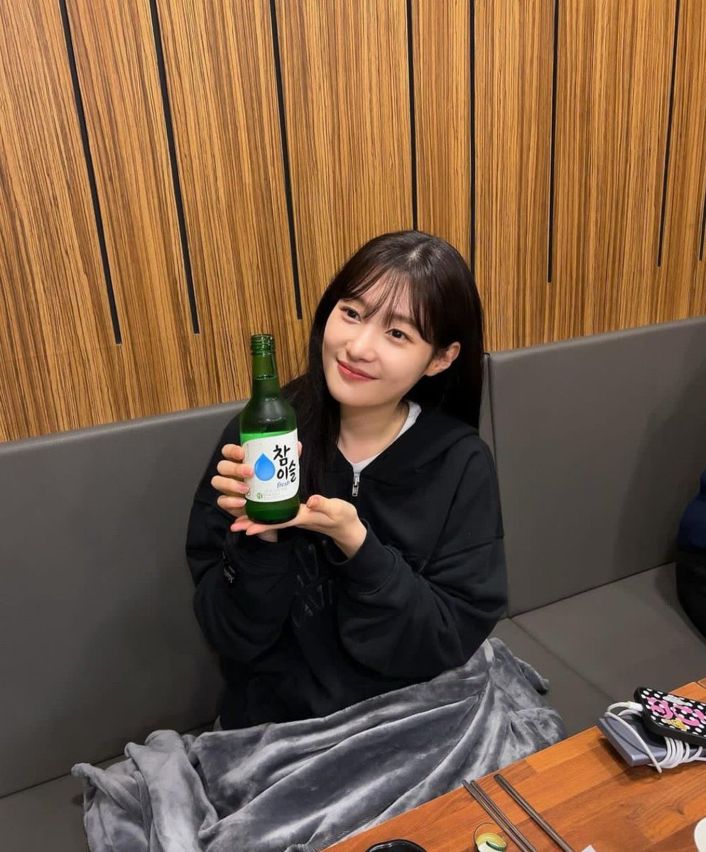 When it comes to unwinding after a long hectic week, Chamisul is the perfect option (see me, Chamisul team. The name is Jung Chaeyeon and I can be your model plsplspsshdjl).