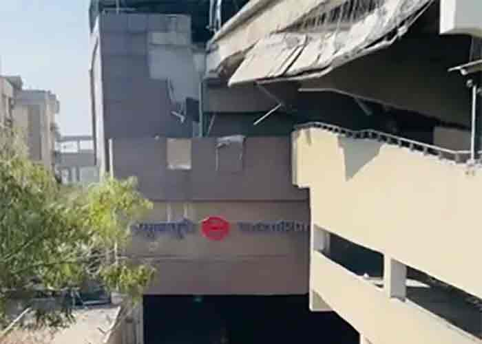 yespunjab's tweet photo. Metal pipe from Delhi Metro Station falls on scooter; woman injured
#MetalPipe #Delhi #delhimetro #DelhiMetroStation #Scooter #Accident #Yespunjab
https://t.co/yFTqqJcadz https://t.co/Z7FEBzXDbo