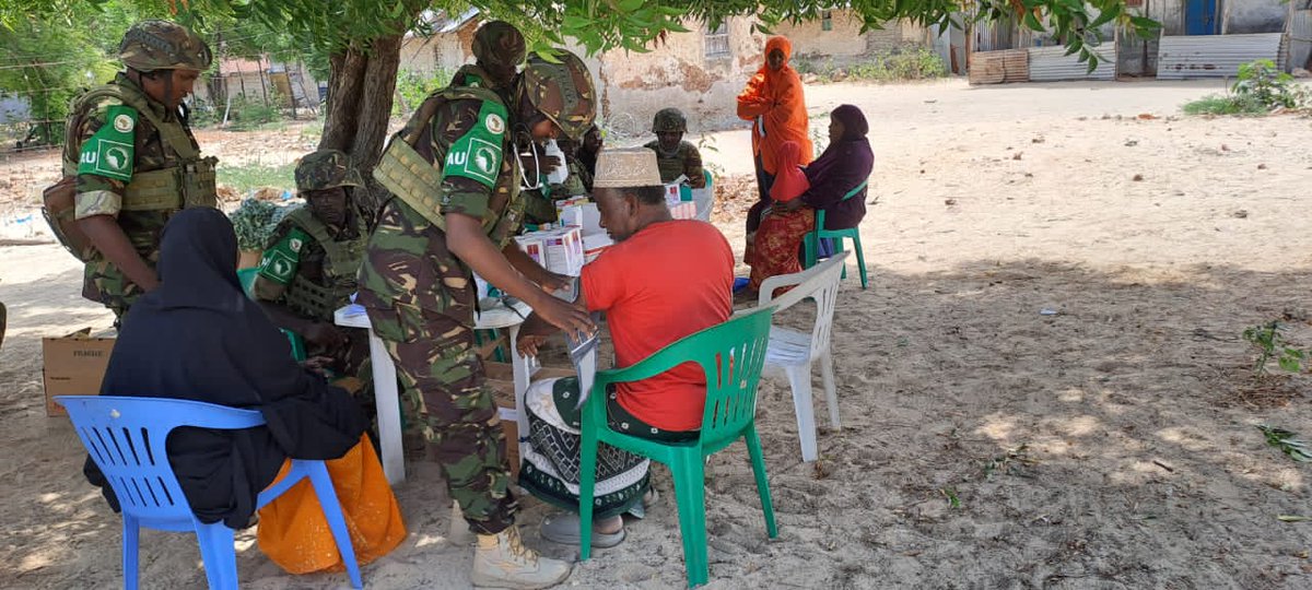 ATMIS_Somalia's tweet photo. Ciidamada #Kinya ee qaybta ka ah #ATMIS ee Saldhigoodu yahey #Kuday ayaa soo abaabulay xero caafimaad, oo loogu talagalay in ka badan 200 oo qoys oo ku nool Ngomeni, Tosha, Yaqbul, iyo Yaqhar maalintii Isniintii.

G,Lucia Wasonga, oo ah Taliyaha Saldhiga Kuday ayaa ku nuuxnuuxsaday saameynta mashruuca #ATMIS ee Iskaashatada Rayidka iyo Militariga (#CIMIC) oo ku aadan horumarinta xiriirka bulshada ee gobolka Jubbada Dhexe. #ATMISIyoqabaheeda