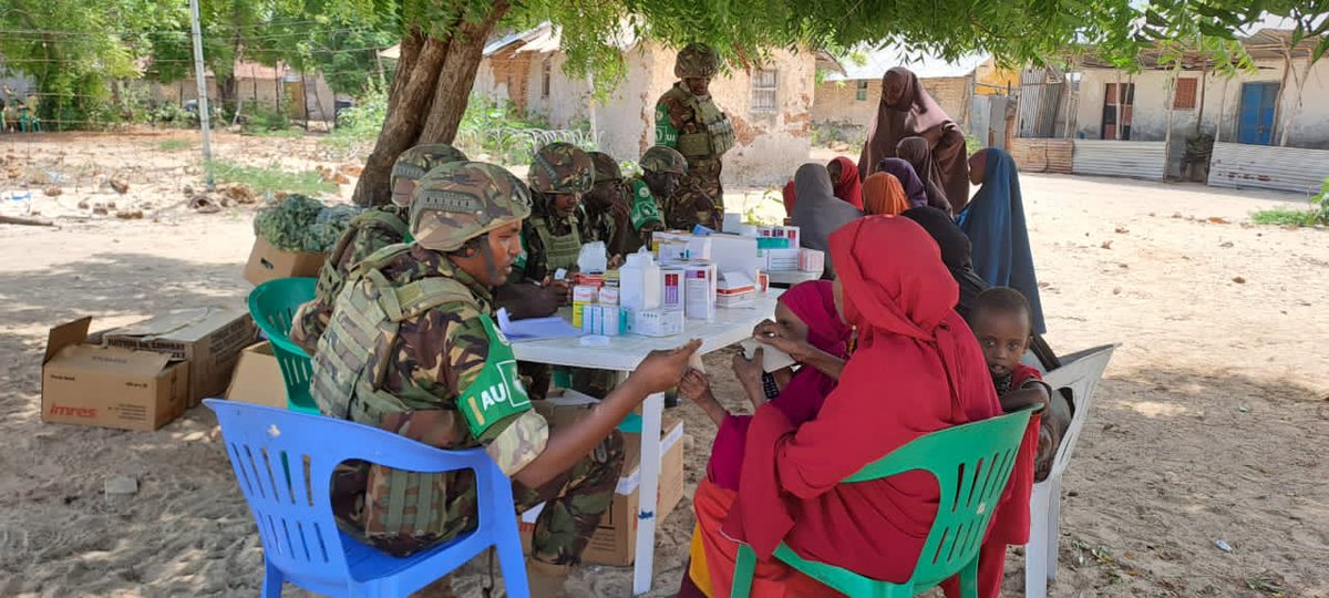 ATMIS_Somalia's tweet photo. Ciidamada #Kinya ee qaybta ka ah #ATMIS ee Saldhigoodu yahey #Kuday ayaa soo abaabulay xero caafimaad, oo loogu talagalay in ka badan 200 oo qoys oo ku nool Ngomeni, Tosha, Yaqbul, iyo Yaqhar maalintii Isniintii.

G,Lucia Wasonga, oo ah Taliyaha Saldhiga Kuday ayaa ku nuuxnuuxsaday saameynta mashruuca #ATMIS ee Iskaashatada Rayidka iyo Militariga (#CIMIC) oo ku aadan horumarinta xiriirka bulshada ee gobolka Jubbada Dhexe. #ATMISIyoqabaheeda