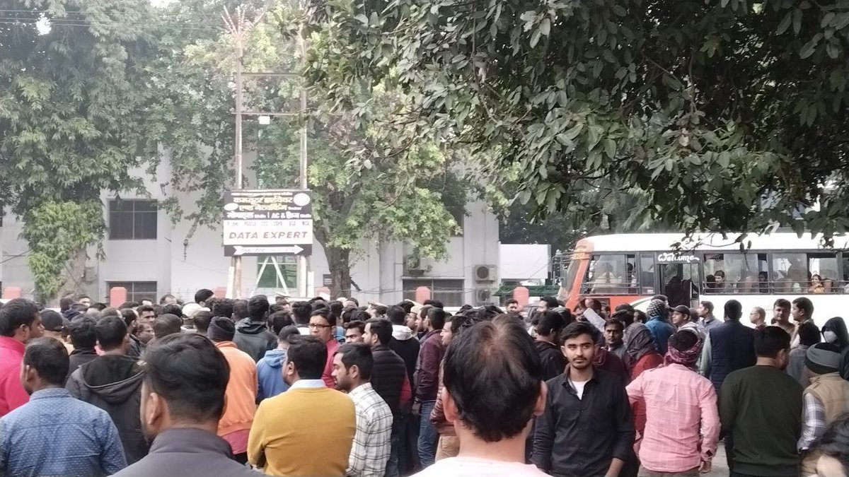 pawan_officials's tweet photo. बेरोजगारो पर इतना जुल्म करके नींद कैसे आती है योगी जी? 
कोई न भीख मांगते हम तो केवल अपना अधिकार मांगते ✊
#YOGI_JI_WE_WANT_REEXAM 
#CANCEL_ROARO2023_EXAM https://t.co/rbAoSYCm56