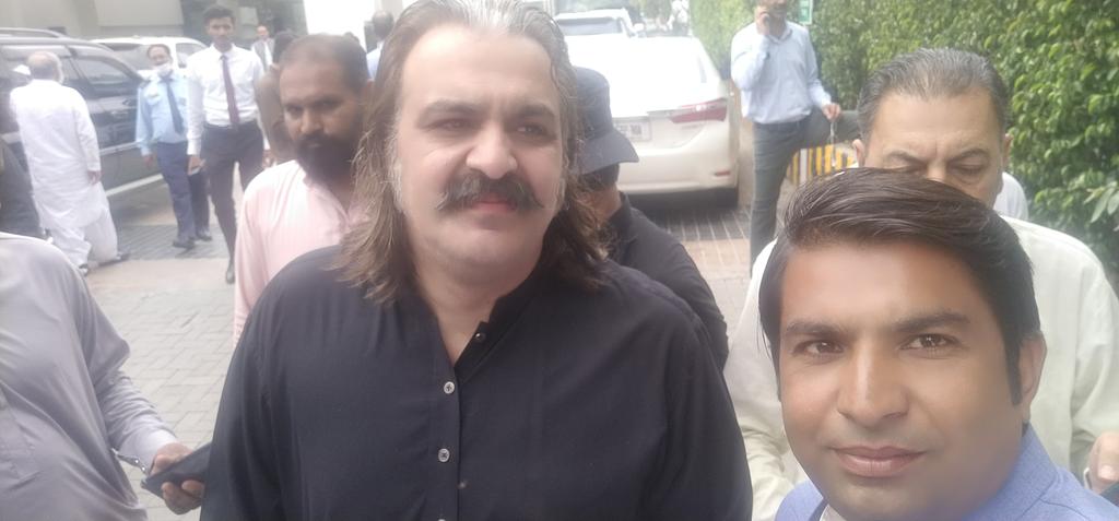 UmarN0mi's tweet photo. نامزد وزیراعلی خیبرپختونخوا علی امین گنڈاپور
پشاور- صحت کارڈ اور لنگرخانے دوبارہ شروع کریں گے۔ علی امین گنڈاپور
پشاور- غربت کے خاتمے کیلئے بھرپور اقدامات کریں گے۔ علی امین گنڈاپور https://t.co/oSGzA8MECA