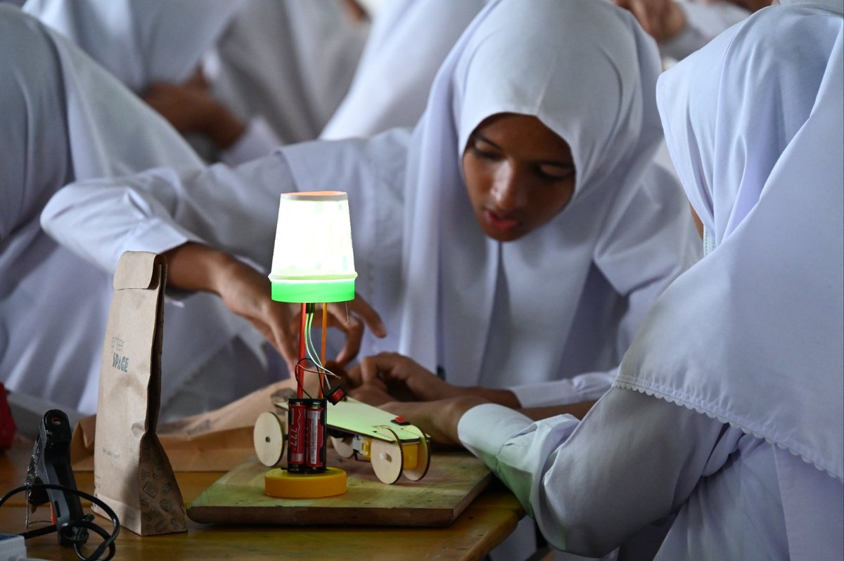 UN Women Sri Lanka (@unwomensrilanka) on Twitter photo Today we are with students from Muslim Ladies College facilitating our first hands-on workshop to promote #STEM education among girls. Today we are with students from Muslim Ladies College facilitating our first hands-on workshop to promote #STEM education among girls.