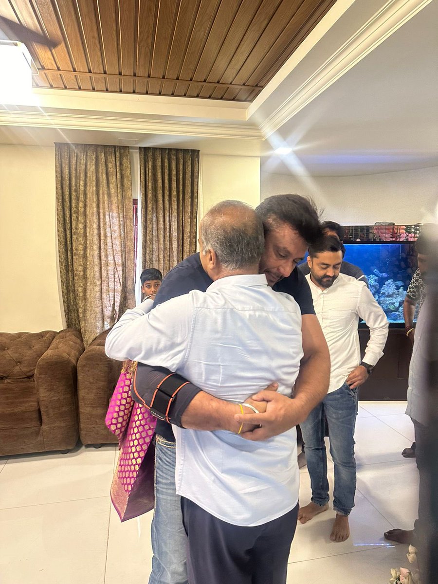 P C Mohan (@pcmohanmp) on Twitter photo ಚಾಲೆಂಜಿಂಗ್ ಸ್ಟಾರ್ ಶ್ರೀ ದರ್ಶನ್ ರವರ ಹುಟ್ಟು ಹಬ್ಬದ ಪ್ರಯುಕ್ತ ಅವರ ಮನೆಗೆ ಭೇಟಿ ನೀಡಿ ಶುಭ ಕೋರಿದೆನು.
Called on Challenging Star Shri Darshan Thoogudeepa Srinivas and wished him on his birthday.
<a href="/dasadarshan/">Darshan Thoogudeepa</a> ಚಾಲೆಂಜಿಂಗ್ ಸ್ಟಾರ್ ಶ್ರೀ ದರ್ಶನ್ ರವರ ಹುಟ್ಟು ಹಬ್ಬದ ಪ್ರಯುಕ್ತ ಅವರ ಮನೆಗೆ ಭೇಟಿ ನೀಡಿ ಶುಭ ಕೋರಿದೆನು.
Called on Challenging Star Shri Darshan Thoogudeepa Srinivas and wished him on his birthday.
<a href="/dasadarshan/">Darshan Thoogudeepa</a>