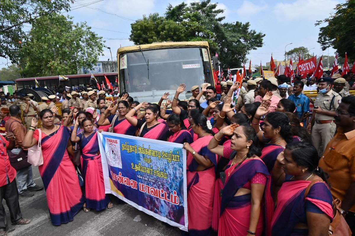 tncpim's tweet image. அகில இந்திய வேலை நிறுத்தத்தையொட்டி சென்னை அண்ணாசாலையில் நடைபெற்ற மறியலில் மு.சண்முகம் எம்.பி, கி.நடராசன் (தொமுச), ஜி.சுகுமாறன் (சிஐடியு), ராதாகிருஷ்ணன் (ஏஐடியுசி), ராஜாசீதர் (எச்எம்எஸ்) உள்ளிட்டு தலைவர்கள் பங்கேற்றனர். #WorkersProtest #BharatBhandh #FarmerProtest