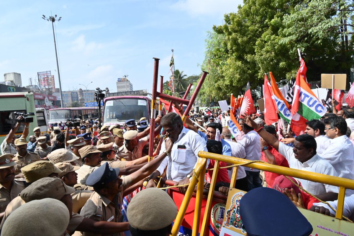 tncpim's tweet image. அகில இந்திய வேலை நிறுத்தத்தையொட்டி சென்னை அண்ணாசாலையில் நடைபெற்ற மறியலில் மு.சண்முகம் எம்.பி, கி.நடராசன் (தொமுச), ஜி.சுகுமாறன் (சிஐடியு), ராதாகிருஷ்ணன் (ஏஐடியுசி), ராஜாசீதர் (எச்எம்எஸ்) உள்ளிட்டு தலைவர்கள் பங்கேற்றனர். #WorkersProtest #BharatBhandh #FarmerProtest