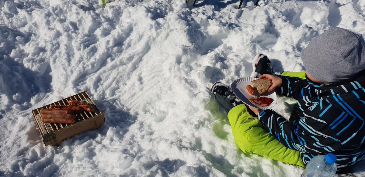 Enjoying a small lunch at the ski slopes ⛷️❄️ #casusgrill 

#grilling #bbq #ecofriendly #ecofriendlybbq #sustainable  #greenliving #plasticfree #outdoors #outdoorcooking #gogreen #picnic #bamboo #chooseabetterfuture  #naturelovers #specialmoments #skiing #skislope #austria