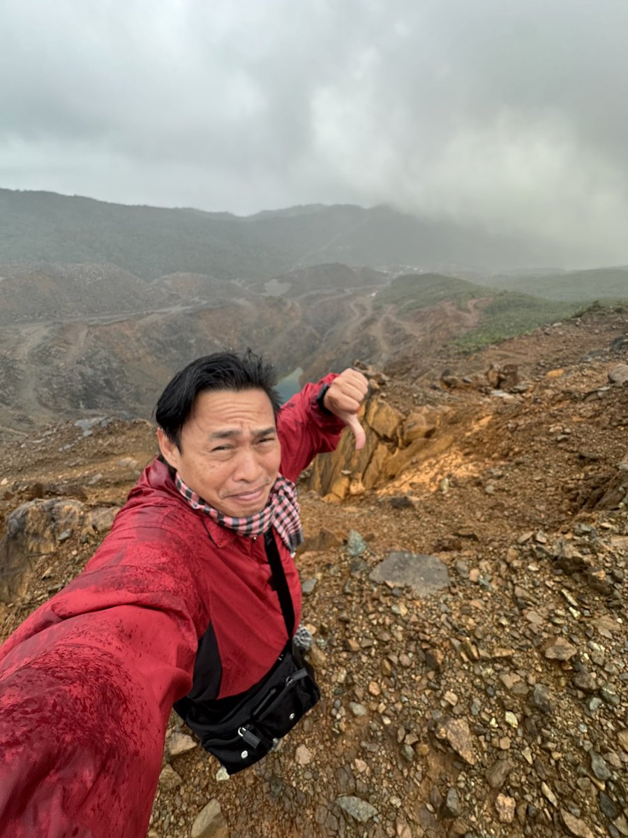 TeddyBaguilatJr's tweet photo. Not saying we stop mining. But open pit mining should be banned. It’s one ugly shit hole on Mother Earth. Tulad nitong open pit mining sa gitna ng bonsai forest of Dinagat island. #NoToOpenPitMining #SaveBonsaiForest https://t.co/BUBpQmSvRl