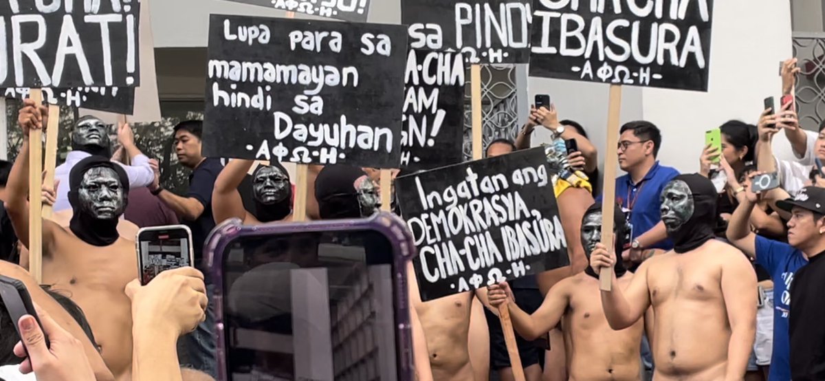 ABSCBNNews's tweet photo. Dinagsa ng mga estudyante ang taunang Oblation Run sa UP Diliman. Ang tema ng kilos-protesta ngayon taon ay โCha-cha: Hakbang Paurong.โ | via @jeffreyhernaez https://t.co/d49yjjsQBK