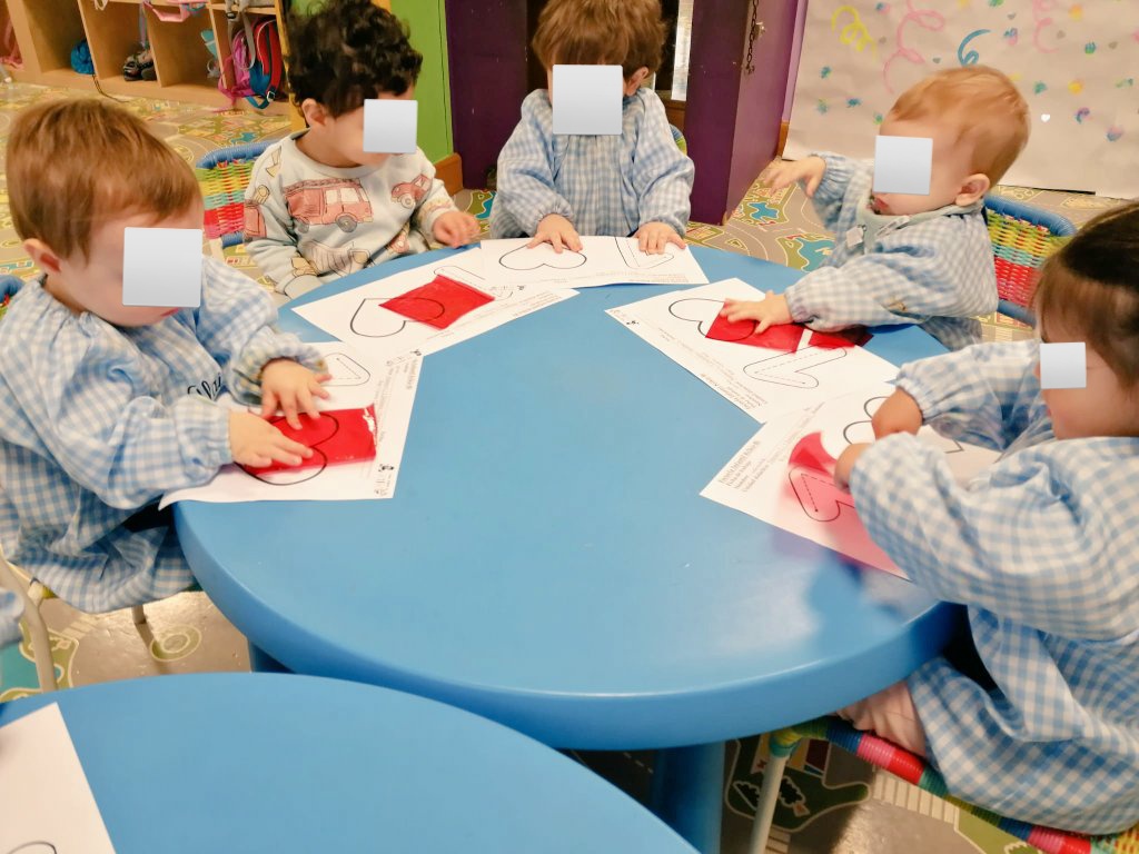 Kilkirbi's tweet photo. Estrenamos unidad didáctica 🎉🎊 "números y colores"... Comenzamos con color 🔴 número 1️⃣ 🤩
Mesas de trabajo preparadas....👌🏽 Vamos allá!! 🔛
#koloreak https://t.co/RrsmZcjZ9I