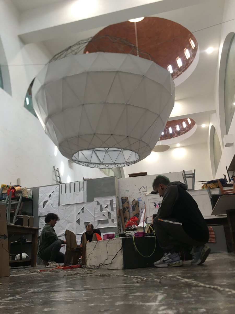 chabban's tweet photo. El espacio de trabajo en el taller artístico es crucial para la experimentación. 

#EspacioDeTrabajo #ExperimentaciónArtística https://t.co/YVytbSaG7L