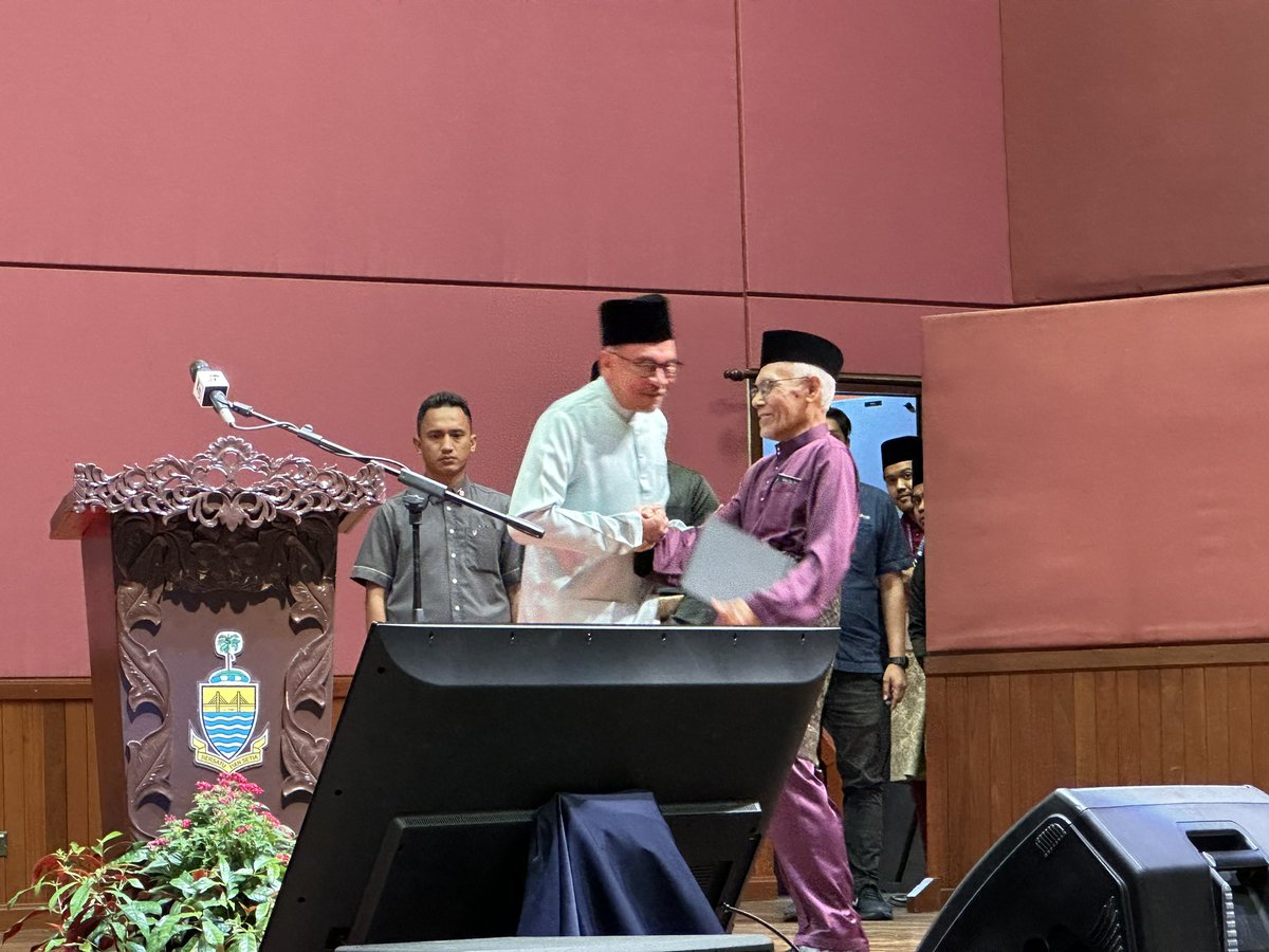 shamsuliskandar's tweet photo. Hormat

Antara rukun utama #MalaysiaMadani ialah #hormat. Tentunya dalam membangun Malaysia yang berpaksikan kepada prinsip akhlak, hubungan yang baik antara pemimpin dan ulama menjadi keutamaan. PMX DS @anwaribrahim dalam program persidangan antarabangsa zakat Pulau Pinang hari ini menunjukkan contoh untuk pemimpin agar sentiasa menghormati dan menyantuni para ulama. Beliau bangun dan menyambut Sahibussamahah Mufti Pulau Pinang, Datuk Seri Dr Wan Salim Wan Mohd Noor sebelum memimpin bacaan doa.
