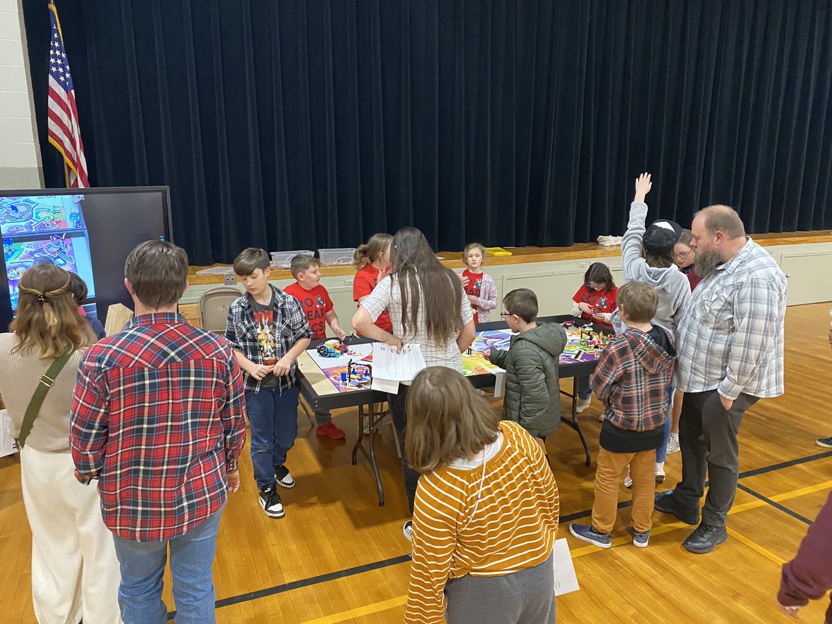 WBESbears's tweet photo. Amazing turnout at Escape into STEM Night tonight!  Thanks to our amazing staff and community partners!!  @WillowBrookLab @mlchenot @kcmiller0612 
#TheStandardistheStandard 👑🐻 #Integrity https://t.co/JTCVevCFke