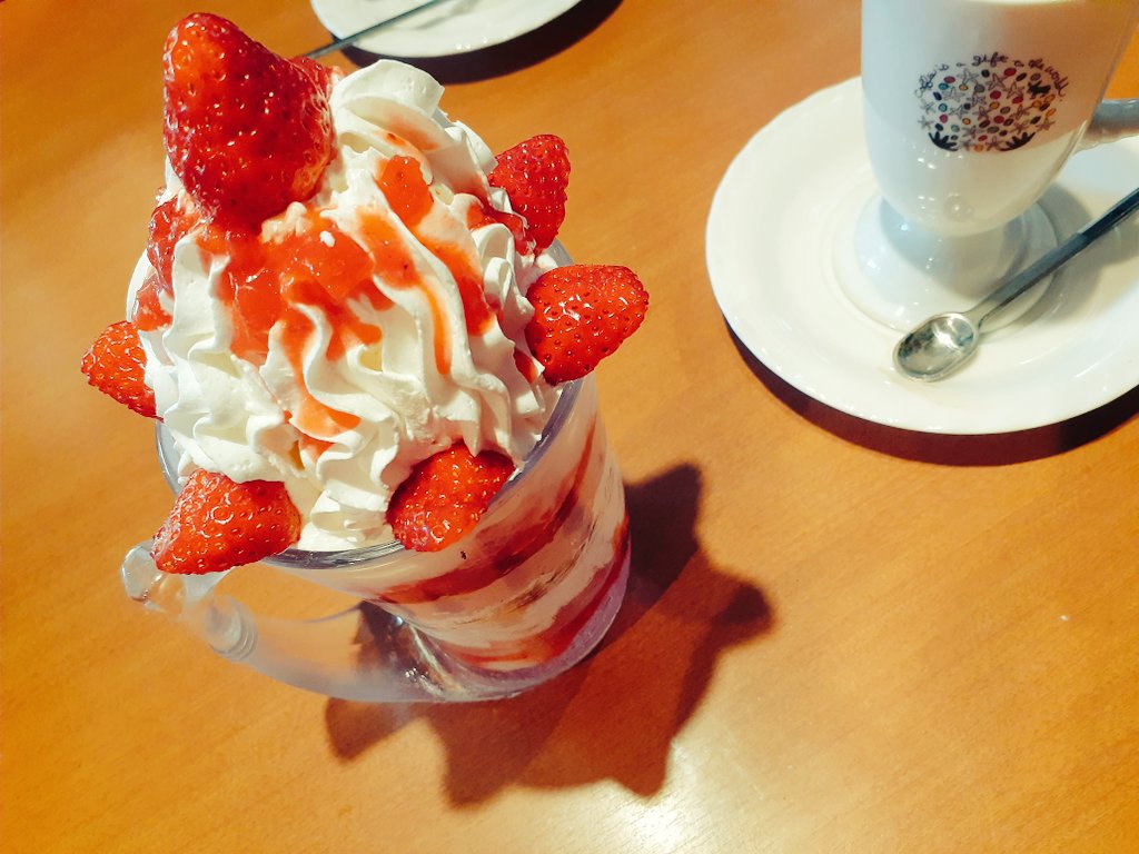 iramori's tweet photo. びっくりドンキーがモーニングサービスを始めたということで行ってきた。コーヒーのおかわり無料。食後にジョッキパフェまで頼んでしまった…。あぁ、美味しかった！ https://t.co/WnxdCWydMG
