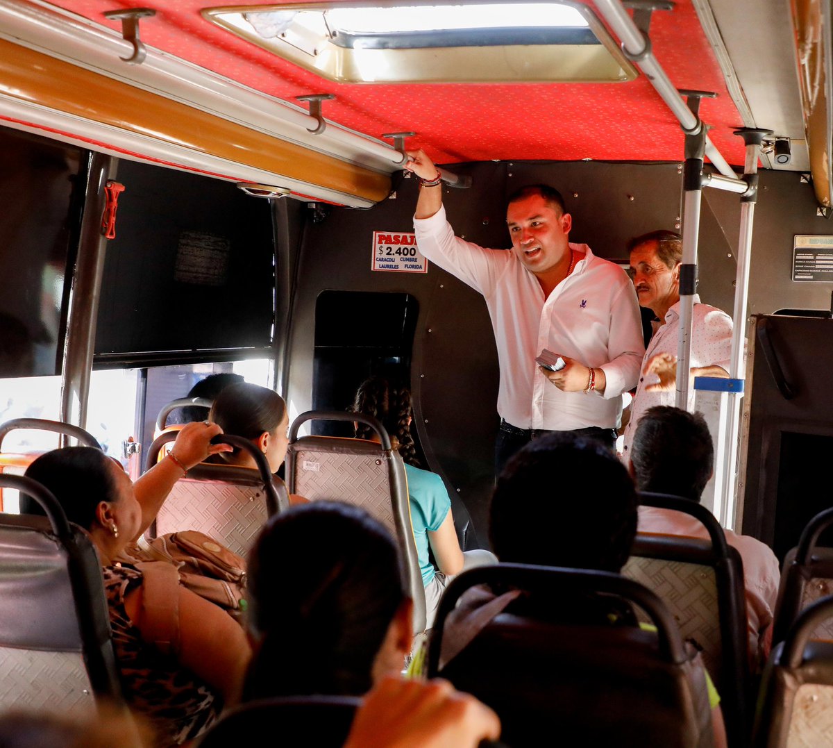 JoseFsanchezc's tweet photo. Hoy ha sido un gran día. Madrugamos a los buses y terminamos la jornada en El Reposo, conectados con la ciudadanía pidiéndoles a todos su participación en nuestro Plan de Desarrollo #FloridablancaEnOrden. Recuerden, aportar es muy fácil 
⬇️
WhatsApp https://t.co/0kmbLTQNgN https://t.co/9nPICwUtLE
