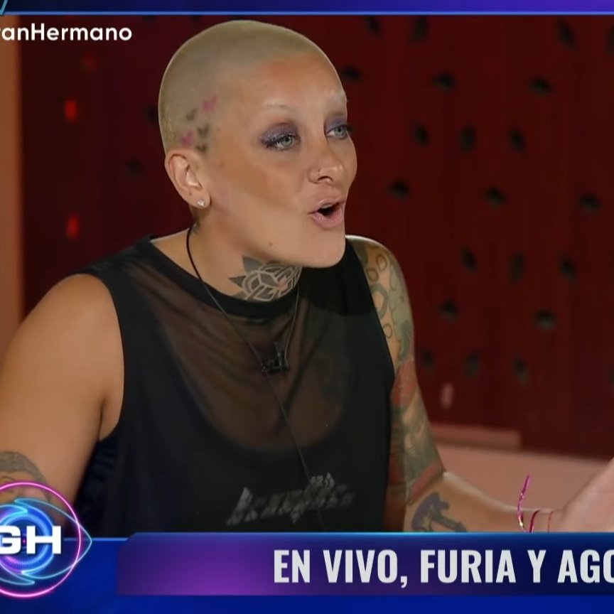 yukimlno's tweet photo. La actitud corporal dice mucho más que las palabras. La manera violenta y agresiva con la que habla Agostina, demuestra lo agresiva que es. Miren con nivel que se expresa furia #GranHermano https://t.co/ljfenI1v6B