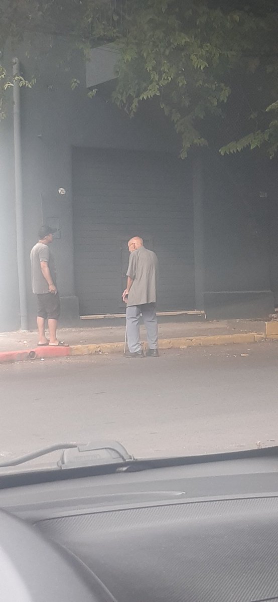 elnacionalpy's tweet photo. EL PARAGUAY QUE MÁS DUELE | 🇵🇾💔

🔹Dolorosas imágenes de un abuelito de 83 años y con dificultad para caminar, a quien dos buses de la línea 38 no le pararon esta tarde sobre la calle Tte Fariña y uno casi le pasa encima.

🔹Esto le pasa todos los días y es un calvario que ningún ciudadano se merece pasar por nuestro pésimo transporte público.

Vía @DiVargas00