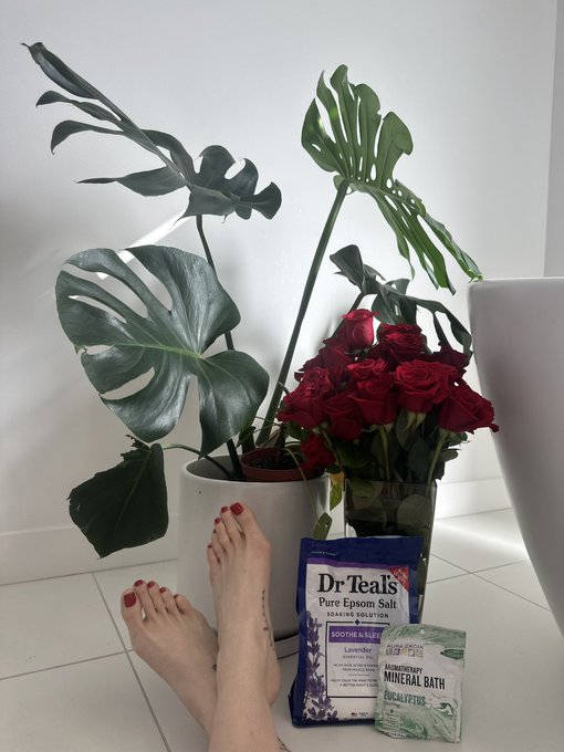 The Loyal Place &hearts;️ bathtime &amp; bubbles 7pm PST til My feet get pruny https://t.co/VMTyOcVCBd