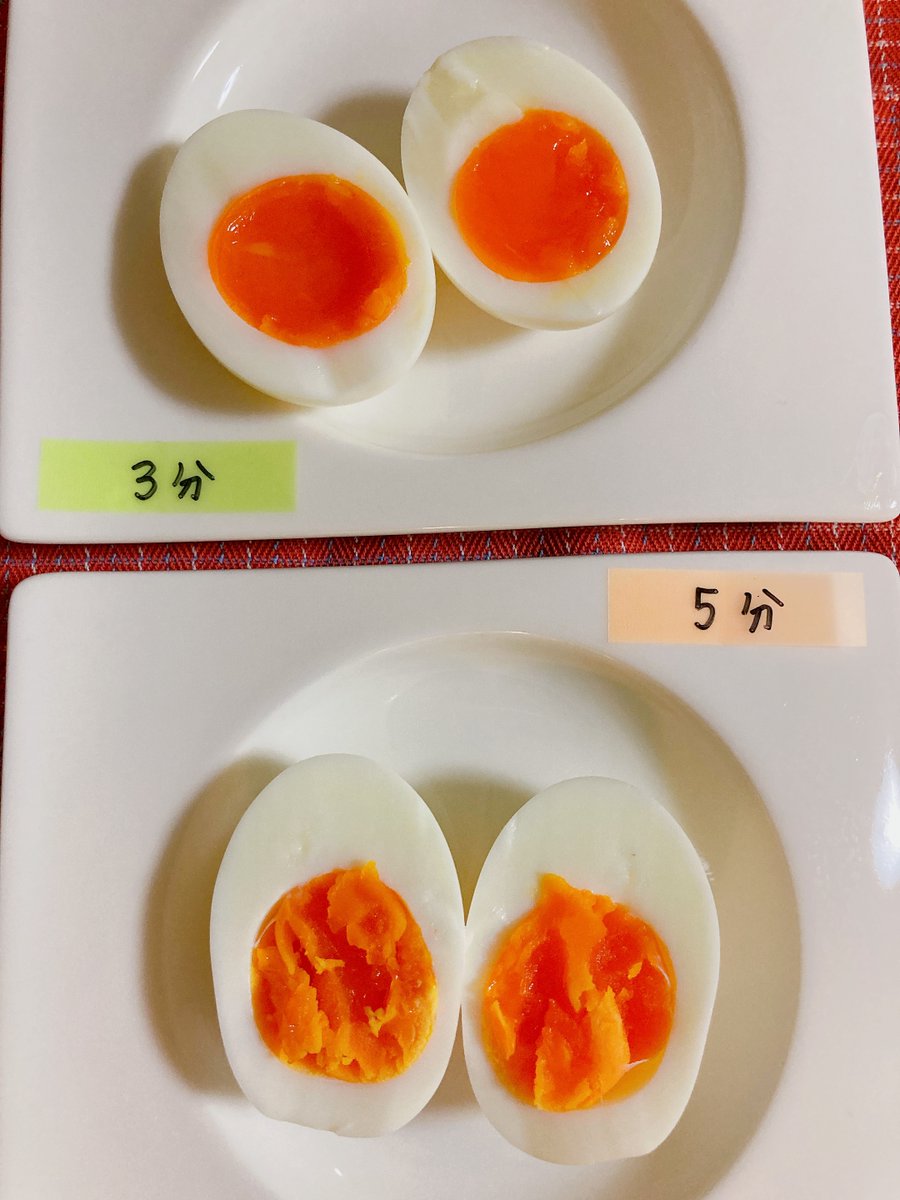 MAFF_JAPAN's tweet photo. 卵を４分加熱したあと、鍋に蓋をしたまま…

３分おくと、黄身はトロトロに（画像上）
５分おくと、黄身はほどよいかたさになります（画像下）。

担当はいつも置き時間５分バージョンで作っています。 https://t.co/F9IZeBhisq