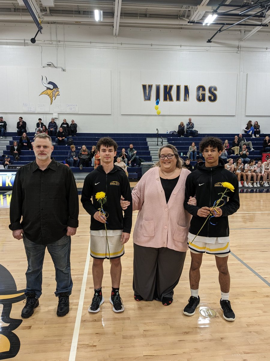 HaslettHoops's tweet photo. @517_hoops @brian_calloway @GlacSports @ian_kress @LansingHerald @LSJsports @tdriesenga3 Thank you Seniors! https://t.co/vsA1YQMSH7