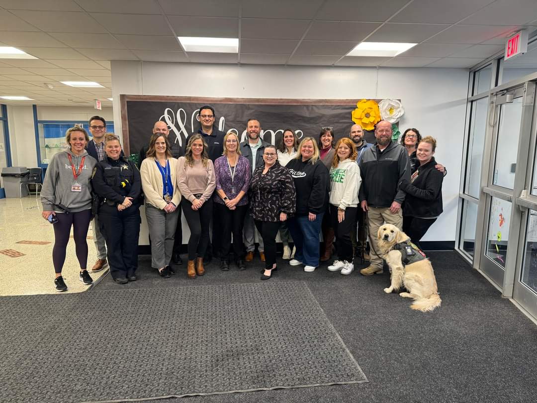 edgar_dlm_gtz's tweet image. Two more pics about today's #GuestReader at @DK_Dragons. @drmoeduc8s @School_D15 #ELevateYourLearning #ELevaTuAprendizaje