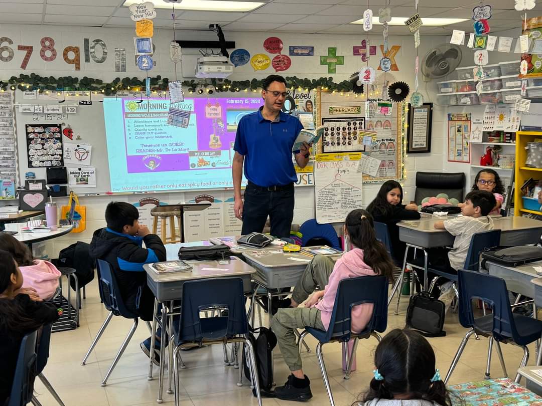 edgar_dlm_gtz's tweet image. Two more pics about today's #GuestReader at @DK_Dragons. @drmoeduc8s @School_D15 #ELevateYourLearning #ELevaTuAprendizaje