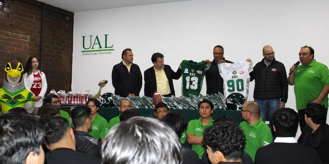 desierto_voces's tweet photo. 🏈 Halcones UAL presentan su nuevo plumaje. 🦅 Con nuevos patrocinadores y el respaldo de sus familias, entregaron el trofeo al rector Omar Lozano Cantú. ¡Ahora van por la defensa del título de campeones frente a la #COEFAL! 🏆🥇💚
#UAL #FutbolAmericano https://t.co/OBgR2QUHB7